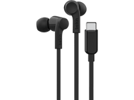 Écouteurs Belkin noirs et un câble USB-C. Les écouteurs sont mis au point et ont le logo Belkin.