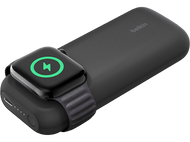 Chargeur Belkin noir avec une Apple Watch en charge. La montre affiche un symbole de charge vert.