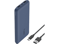 Une batterie externe bleue avec deux ports USB et un câble de chargement. La marque Belkin est visible.