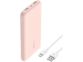 Batterie externe Belkin rose avec deux ports et un câble USB-C blanc. Fond noir.