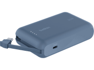 Batterie externe Belkin bleue avec un câble USB-C connecté. La batterie est sur fond blanc.