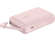 Batterie externe Belkin rose avec le câble de charge attaché.