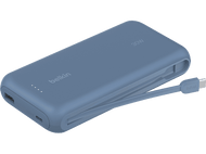 Batterie externe bleue avec câble attaché. L'arrière-plan est flou.