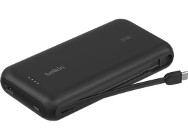 Batterie externe Belkin noire 30W avec câble USB-C intégré. Fond noir.