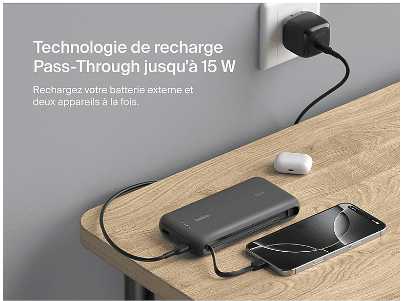Batterie externe chargeant un téléphone et se chargeant, près d'une prise murale.