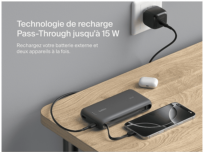 Batterie externe chargeant un téléphone et se chargeant, près d'une prise murale.