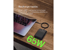 Charger l'image dans la galerie, Chargeur portable noir connecté à un ordinateur portable. Le chargeur affiche '65W' en vert.
