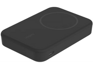 Un chargeur sans fil Belkin noir. Il est rectangulaire avec une zone de chargement circulaire. Possède un port In & Out.