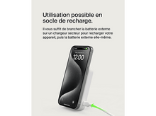 Charger l'image dans la galerie, Un téléphone se charge sur une base de chargement blanche. L'écran affiche l'heure et une icône de chargement.
