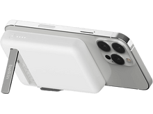 Charger l'image dans la galerie, Un chargeur de téléphone Belkin blanc est connecté à un iPhone argenté, soutenu par un support. Les lentilles de la caméra du téléphone sont visibles.
