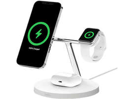 Station de charge Belkin blanche pour téléphone, montre et AirPods, téléphone chargé.