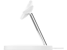 Charger l&#39;image dans la galerie, Un support de chargement de téléphone blanc avec un support argenté et une base blanche, avec un câble de chargement.
