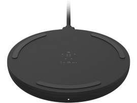 Socle de chargement sans fil noir avec logo Belkin, isolé sur fond blanc.