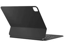 Charger l&#39;image dans la galerie, Un étui de tablette noir avec clavier attaché, sur fond blanc.
