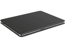 Charger l&#39;image dans la galerie, Étui de tablette noir avec clavier, fermé. Affichage non visible. Logo Belkin.
