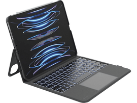 Une tablette dans un étui clavier noir, soutenue, clavier éclairé en bleu.