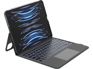 Une tablette dans un étui clavier noir, soutenue, clavier éclairé en bleu.