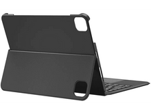 Charger l&#39;image dans la galerie, Vue arrière d&#39;un étui clavier de tablette noir, en position ouverte et angulaire, sur fond blanc.
