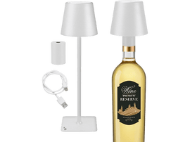 Deux lampes de table blanches avec une bouteille de vin. Un câble de chargement est à côté.