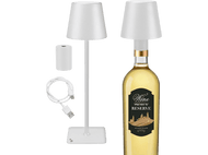 Deux lampes de table blanches avec une bouteille de vin. Un câble de chargement est à côté.