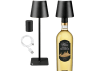 Deux lampes noires et une bouteille de vin avec étiquette. Cordon blanc et chargeur noir. Fond blanc.