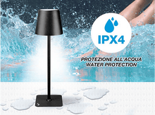 Charger l&#39;image dans la galerie, Lampe noire devant des éclaboussures d&#39;eau. Le fond montre l&#39;eau et des jambes. Panneau de protection IPX4.
