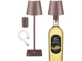 Deux lampes, une bouteille de vin avec étiquette et un câble de charge sur fond noir.