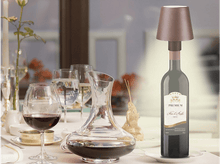 Charger l&#39;image dans la galerie, Lampe bouteille de vin sur une table avec verres et une carafe. La lampe a un abat-jour marron.
