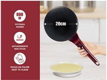 Charger l&#39;image dans la galerie, La main d&#39;une personne tenant une poêle à crêpes noire avec les dimensions et les caractéristiques affichées.
