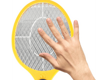 Charger l&#39;image dans la galerie, Main touchant une raquette anti-mouches électrique jaune. La raquette a une tête en maille et une poignée blanche.
