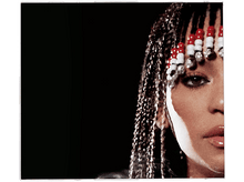 Charger l&#39;image dans la galerie, Gros plan sur le visage d&#39;une femme, à moitié dans l&#39;ombre. Elle a des tresses avec des perles.
