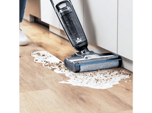 Charger l&#39;image dans la galerie, Une personne nettoie un sol en bois avec un nettoyant Bissell, créant une flaque d&#39;eau.
