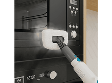 Charger l&#39;image dans la galerie, Un balai vapeur nettoyant un four. La serpillère est blanche et le four est noir.
