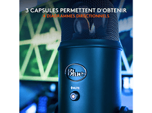 Charger l&#39;image dans la galerie, Micro bleu avec étiquettes de texte, voyant rouge de sourdine et arrière-plan flou.
