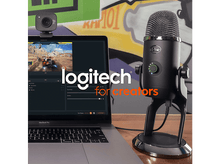 Charger l&#39;image dans la galerie, Un ordinateur portable avec une webcam et un microphone sur un bureau en bois.
