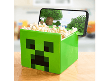 Charger l&#39;image dans la galerie, Récipient vert Creeper avec du pop-corn, un téléphone montrant une scène Minecraft.
