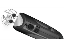 Charger l&#39;image dans la galerie, Mixeur plongeant noir avec batteurs en acier inoxydable sur fond blanc.
