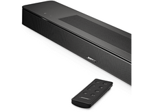 Charger l&#39;image dans la galerie, Barre de son noire et télécommande. La barre de son est longue et rectangulaire. Fond blanc.

