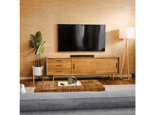 Charger l&#39;image dans la galerie, Aménagement du salon : TV, meuble en bois, plantes et table basse.
