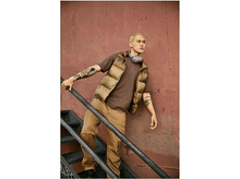 Charger l&#39;image dans la galerie, Homme en tenue marron avec un casque sur un escalier. Mur rouge.
