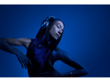 Charger l&#39;image dans la galerie, Femme portant un casque, les yeux fermés, dans un environnement éclairé en bleu, bras posés avec grâce.
