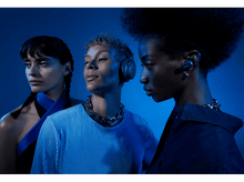 Charger l&#39;image dans la galerie, Trois femmes diverses regardant, avec des écouteurs. Fond bleu. Une femme porte un haut bleu.
