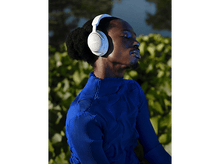 Charger l&#39;image dans la galerie, Personne portant un casque blanc, regardant vers le haut. Chemise bleue, avec un étang et des arbres.
