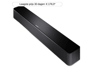 Barre de son Bose, noire, forme rectangulaire, vue en angle sur fond noir.