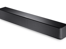Charger l&#39;image dans la galerie, Une barre de son Bose noire sur une surface blanche, inclinée vers la droite.

