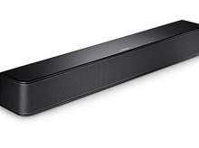 Charger l&#39;image dans la galerie, Une barre de son BOSE noire sur une surface blanche. La barre de son est rectangulaire.
