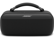 Charger l&#39;image dans la galerie, Enceinte Bose noire. Elle a une forme rectangulaire avec une poignée sur le dessus, sur fond noir.
