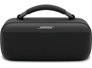 Enceinte Bose noire. Elle a une forme rectangulaire avec une poignée sur le dessus, sur fond noir.