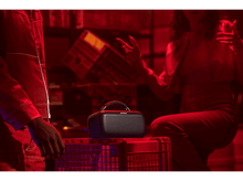 Charger l&#39;image dans la galerie, Homme et femme dans une pièce éclairée en rouge, un haut-parleur sur une caisse rouge. Scène de fête.
