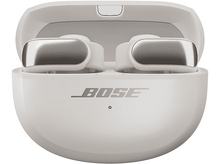 Charger l&#39;image dans la galerie, Étui de chargement blanc pour écouteurs Bose. L&#39;étui est ouvert, révélant les écouteurs et le logo Bose.
